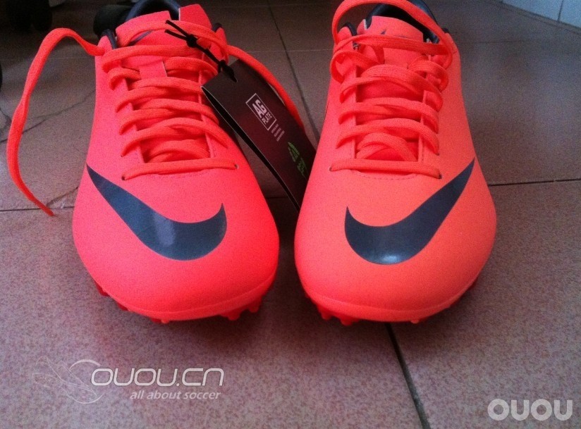 新人,战靴两双。