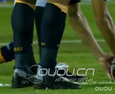 大家能看看这款球鞋是???