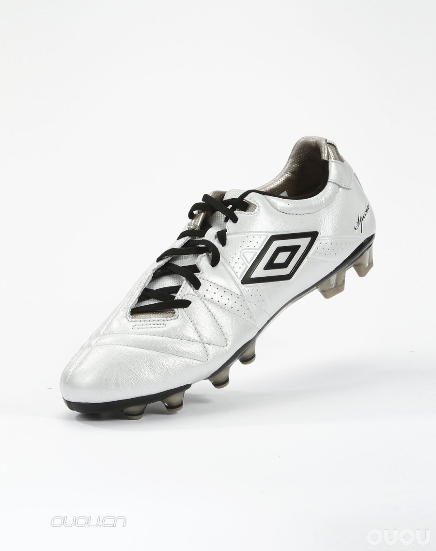 恩宝的一款球鞋