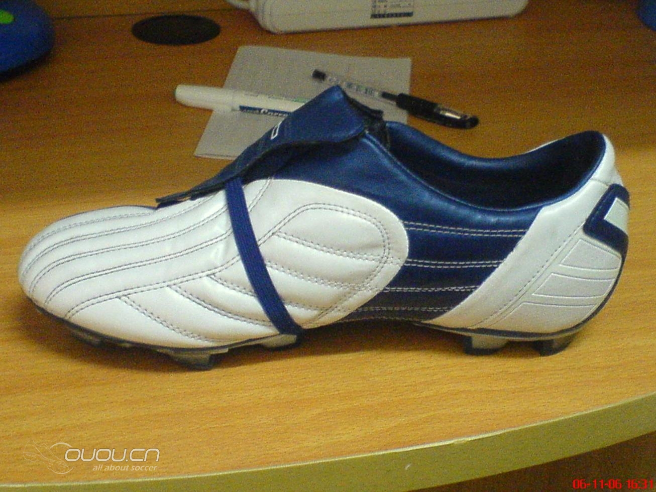 有人知道这双老的umbro的鞋子嘛?求介绍