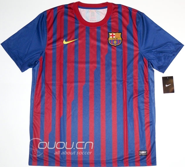 梅西1112赛季穿的是巴萨宽松版的球衣还是修身版的?