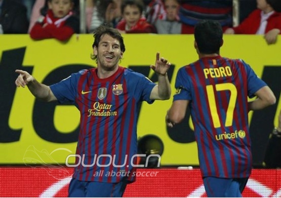 梅西1112赛季穿的是巴萨宽松版的球衣还是修身版的?