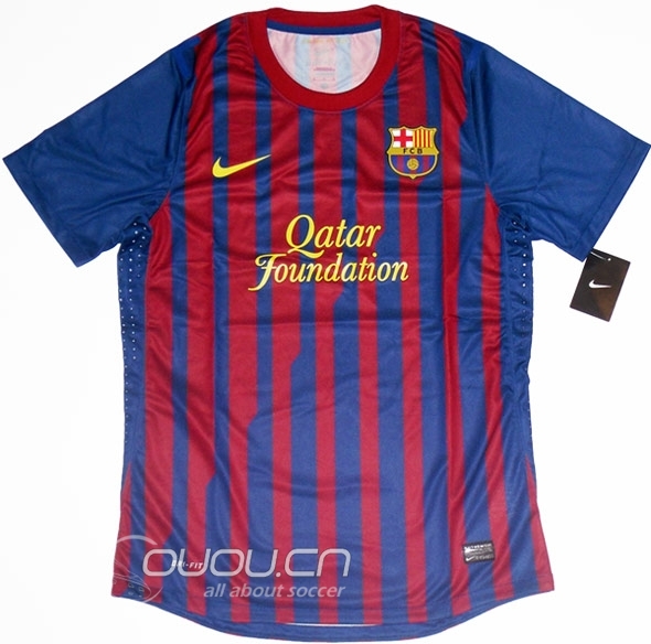 梅西1112赛季穿的是巴萨宽松版的球衣还是修身版的?