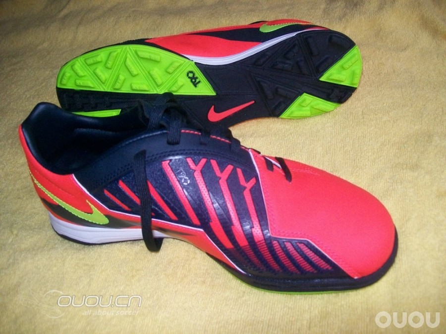 才入一双NIKE T90 足球鞋,求辨别真伪!谢谢!