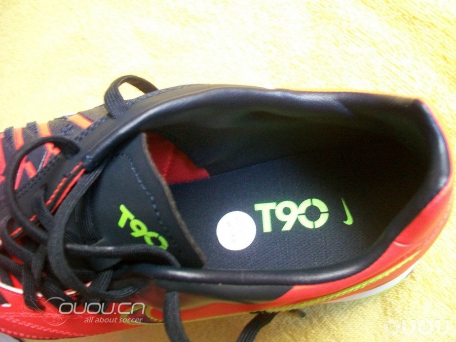 才入一双NIKE T90 足球鞋,求辨别真伪!谢谢!