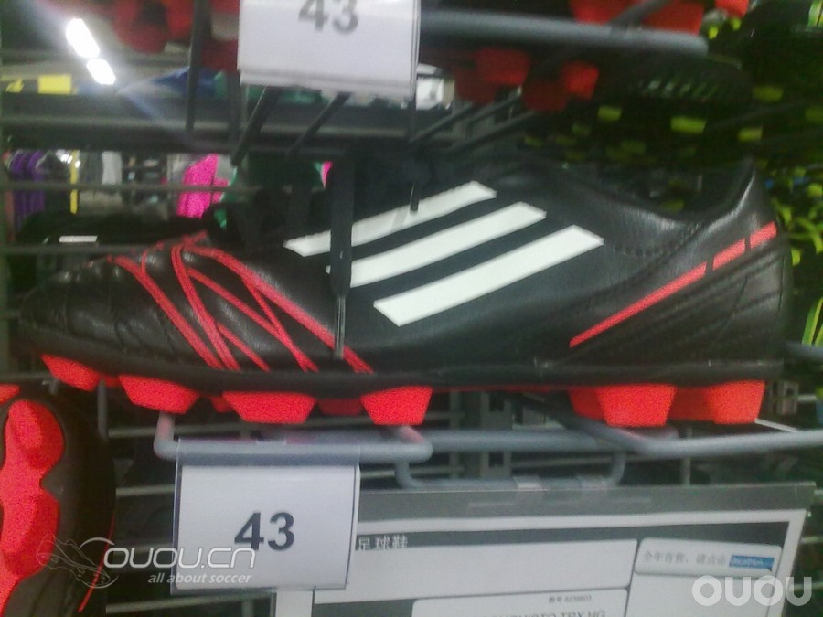 在迪卡侬看到的球鞋,偶不认识,求认识的达人出现!!