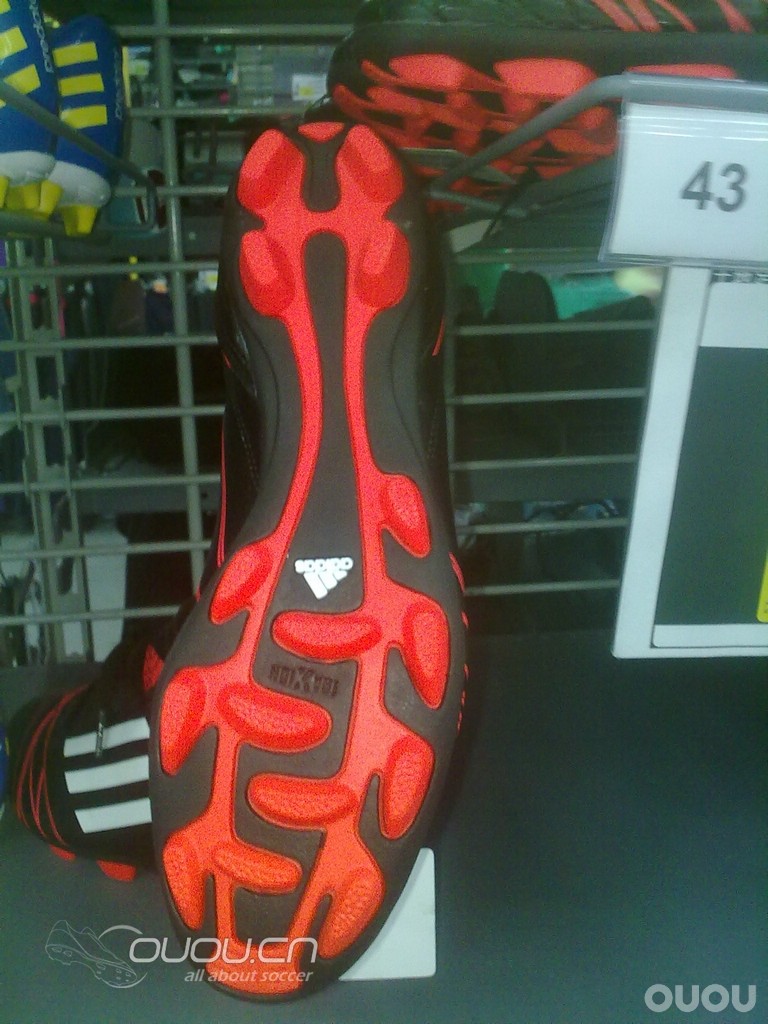 在迪卡侬看到的球鞋,偶不认识,求认识的达人出现!!