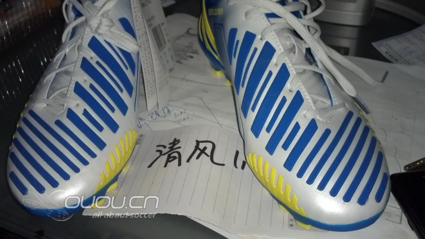 苦等一个月终于到手了,不知道是不是首发,蓝白黄配色顶级猎12AG