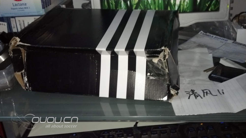 苦等一个月终于到手了,不知道是不是首发,蓝白黄配色顶级猎12AG