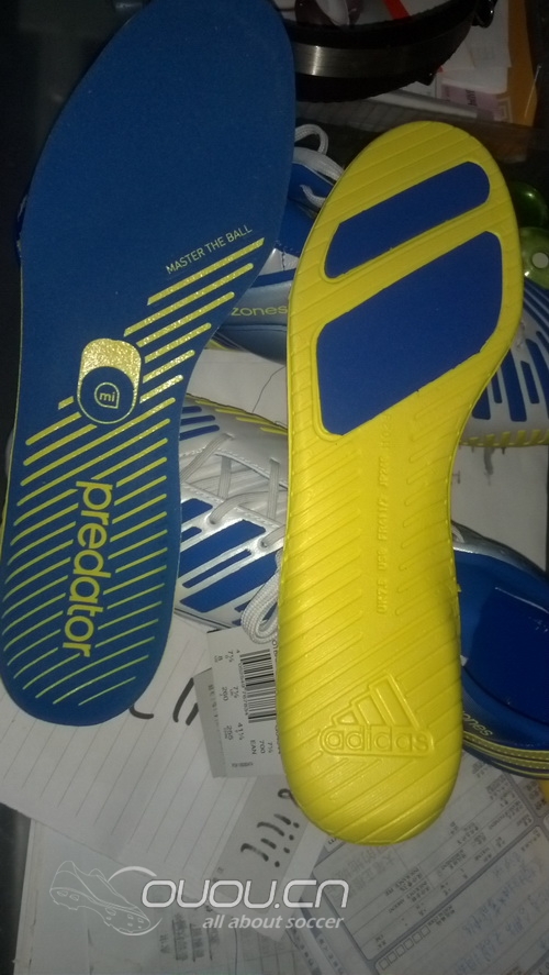 苦等一个月终于到手了,不知道是不是首发,蓝白黄配色顶级猎12AG