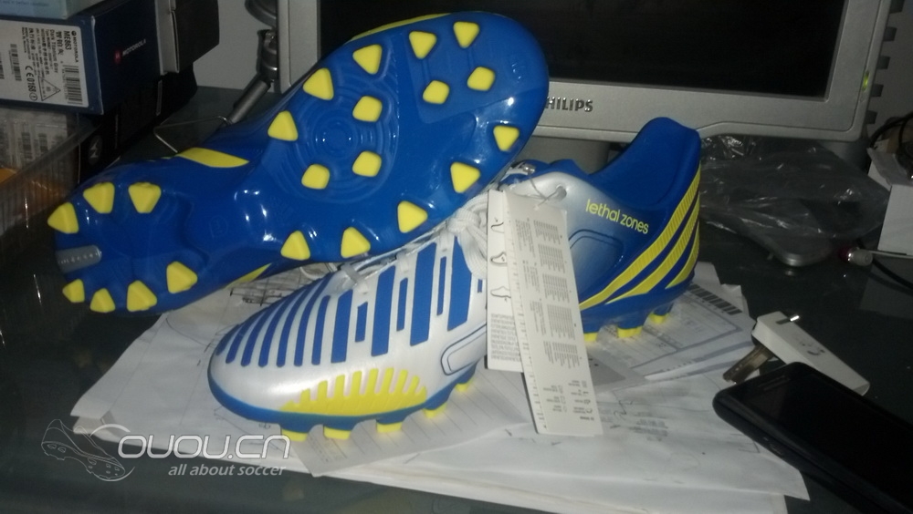 苦等一个月终于到手了,不知道是不是首发,蓝白黄配色顶级猎12AG