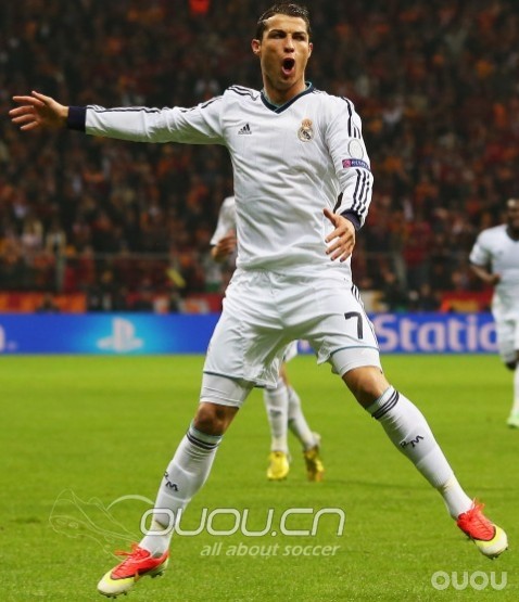 欧冠1/4 C罗鞋子配色