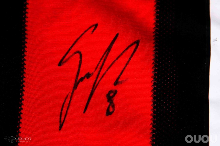 (重新编辑,上合影了)晒晒我的收藏,11年北京意大利超级杯,米兰众球员签名球衣