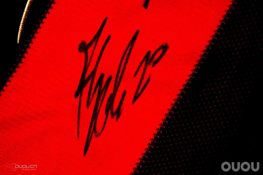 (重新编辑,上合影了)晒晒我的收藏,11年北京意大利超级杯,米兰众球员签名球衣