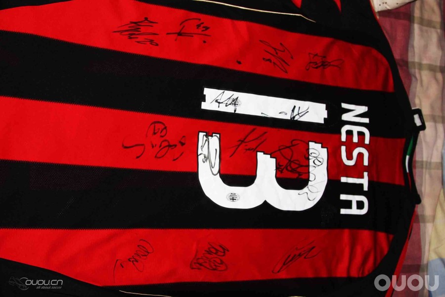 (重新编辑,上合影了)晒晒我的收藏,11年北京意大利超级杯,米兰众球员签名球衣