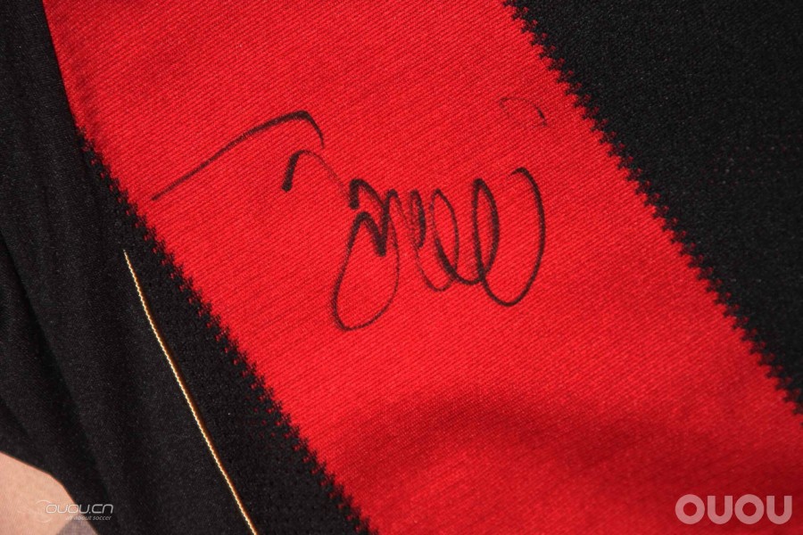 (重新编辑,上合影了)晒晒我的收藏,11年北京意大利超级杯,米兰众球员签名球衣