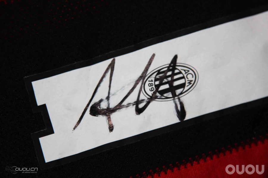 (重新编辑,上合影了)晒晒我的收藏,11年北京意大利超级杯,米兰众球员签名球衣