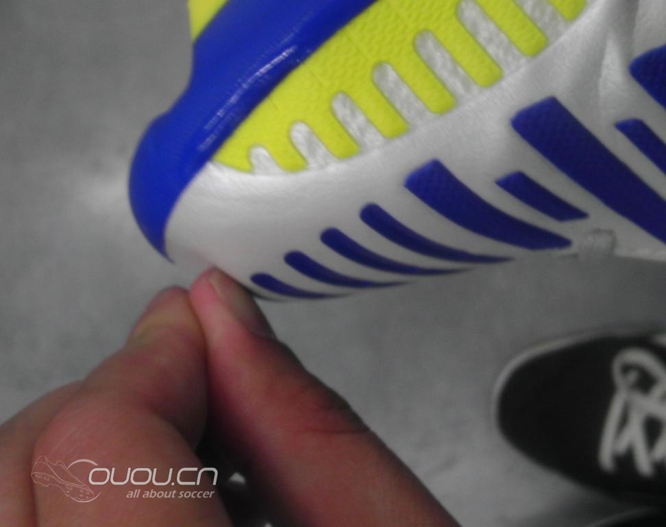 请建议尺寸。猎鹰12 次顶级FG 我穿40.5HG急停 也顶脚趾