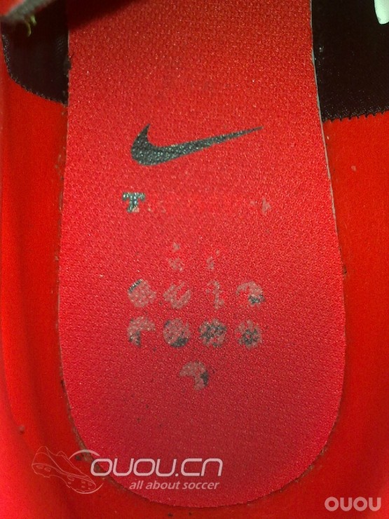 我的传奇4中端踢了一次球成了这样正常吗(脚感还是很好的)