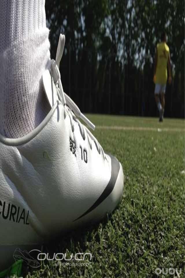 veloce'ag测试满分'鞋本身其实不瘦'两侧是包脚的设计'鞋长265'舒适重点在鞋带的松紧上'人草很舒