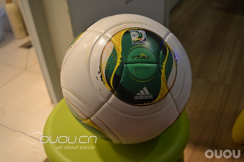 求鉴定!!!!刚买的联合会杯比赛用球!!!!麻烦各路高手来看一下!!!!