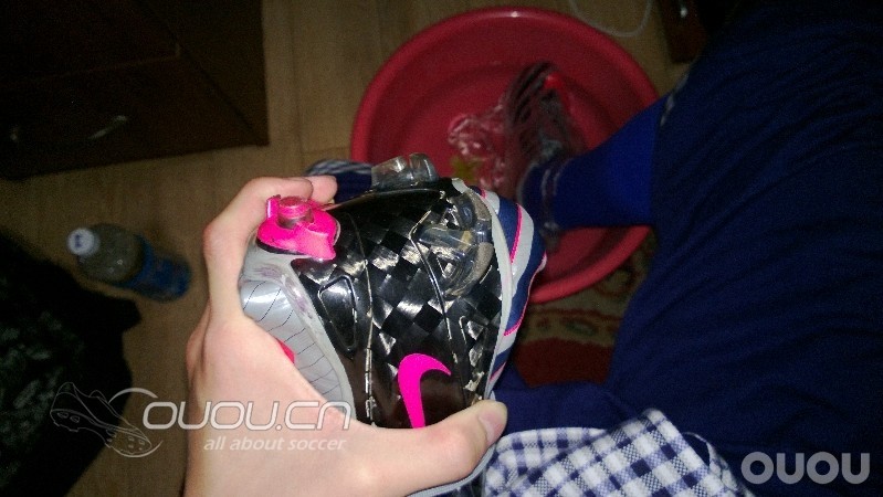 深夜看欧冠闲来无趣,拿出自己的SF3暖鞋发下自己暖鞋的成果图