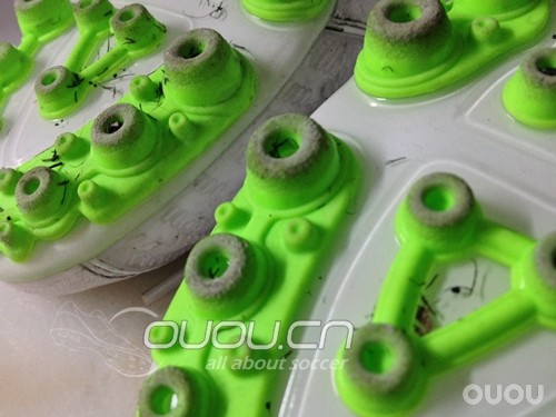 新到的T90AG,下雨天照样踢球!干死他!