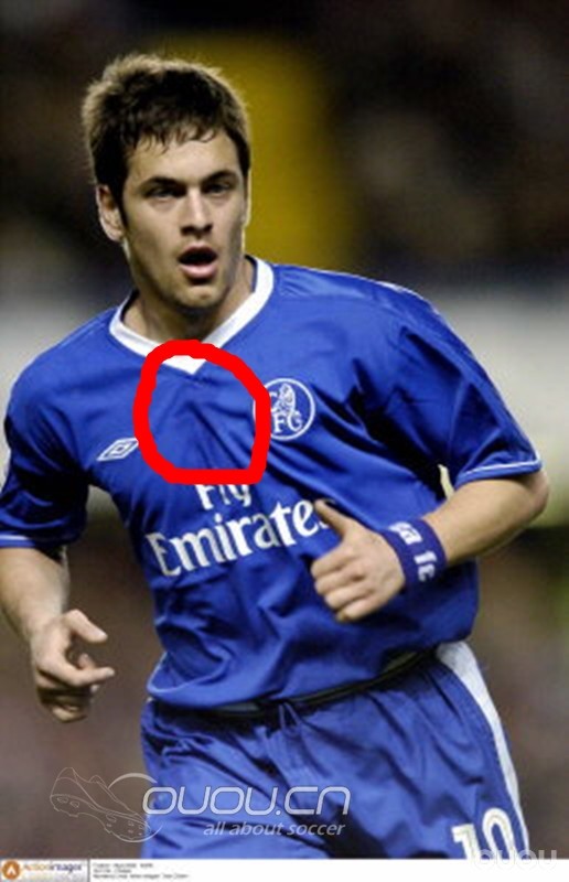 求高人解答,球员领口的东西是什么?急急急!