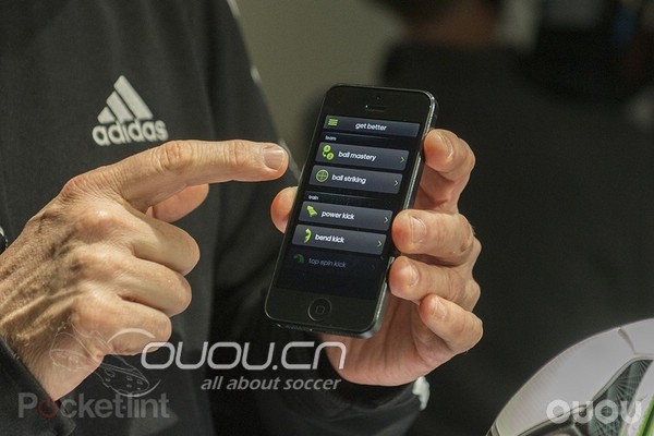 阿迪达斯推出智能足球 各项数据可无线传至手机