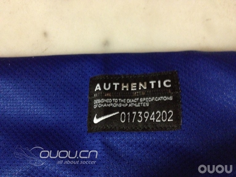 处女贴,最近入手曼联蓝色同皇马桶装白色,顺便发一下之前买的球衣