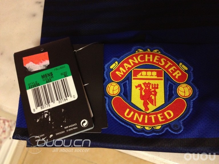 处女贴,最近入手曼联蓝色同皇马桶装白色,顺便发一下之前买的球衣
