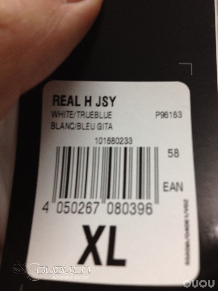 处女贴,最近入手曼联蓝色同皇马桶装白色,顺便发一下之前买的球衣
