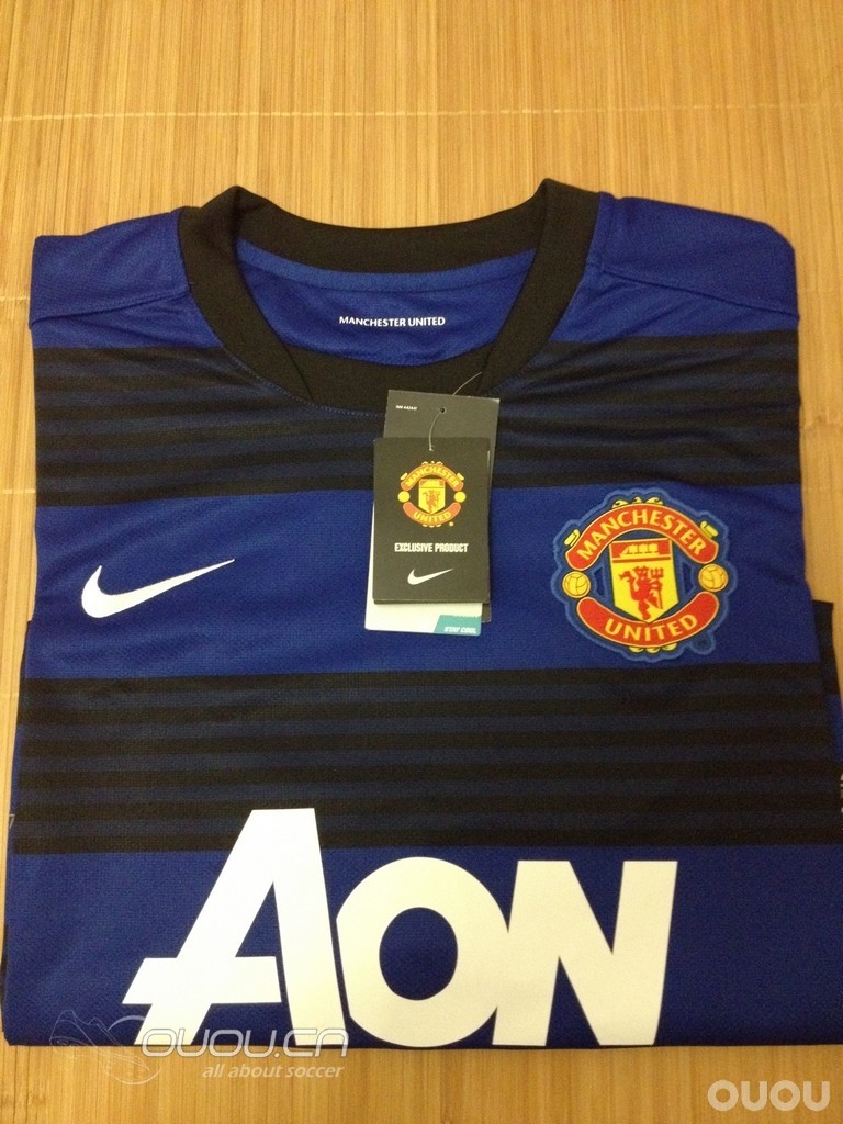 处女贴,最近入手曼联蓝色同皇马桶装白色,顺便发一下之前买的球衣