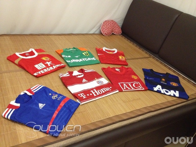 处女贴,最近入手曼联蓝色同皇马桶装白色,顺便发一下之前买的球衣