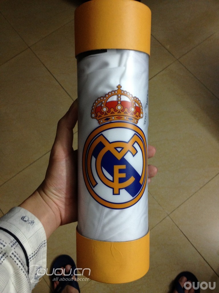 处女贴,最近入手曼联蓝色同皇马桶装白色,顺便发一下之前买的球衣