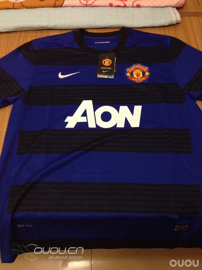 处女贴,最近入手曼联蓝色同皇马桶装白色,顺便发一下之前买的球衣
