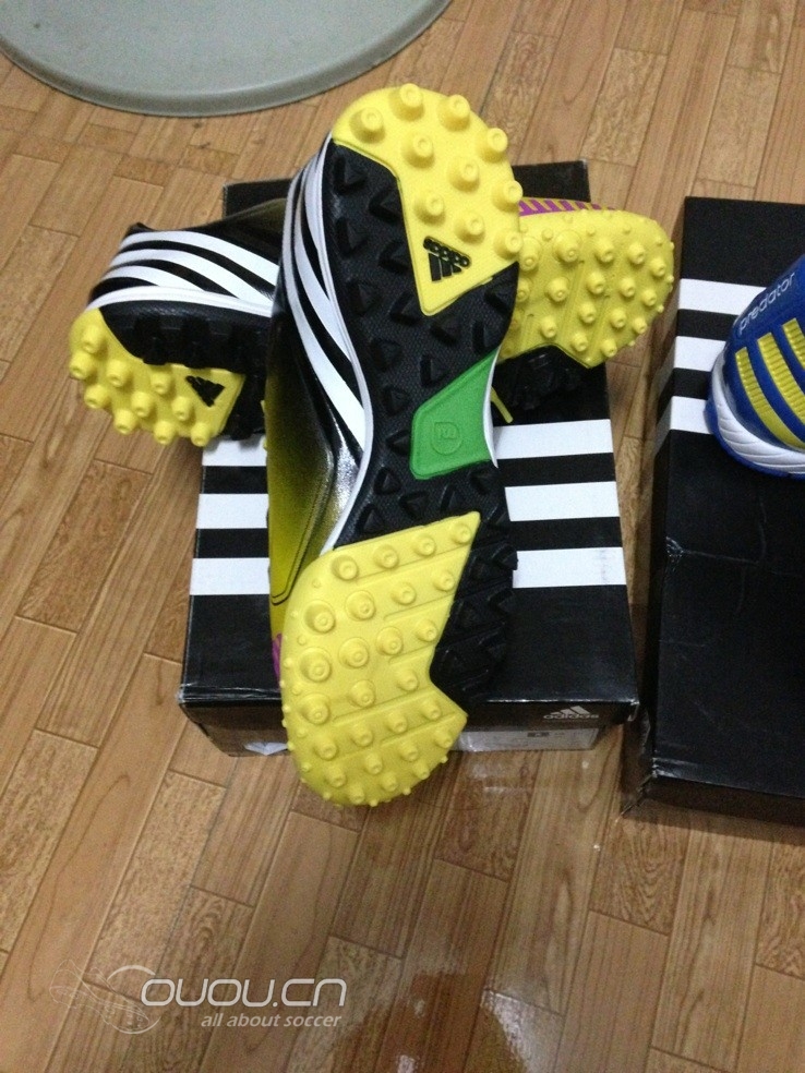 帮队友买的两双TF 球鞋!