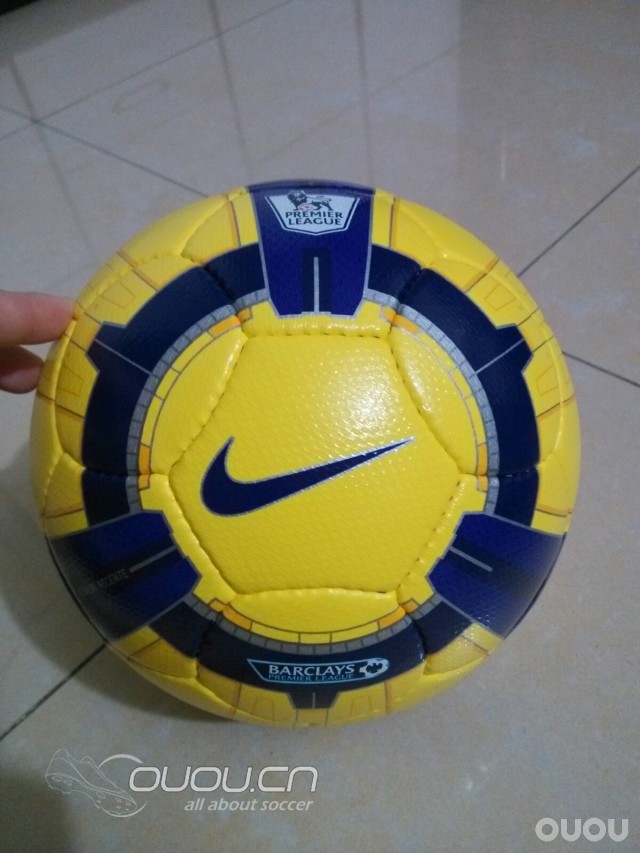 大家最近都秀鞋,我上点顶级足球的图吧!