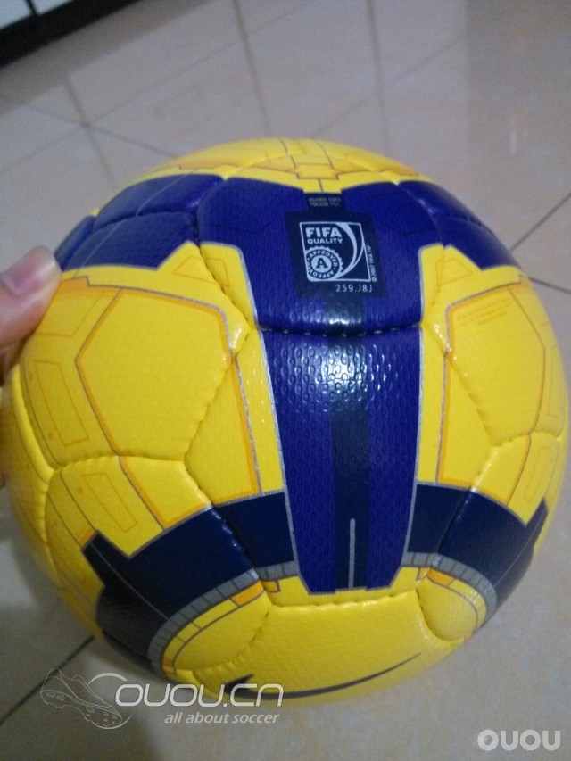 大家最近都秀鞋,我上点顶级足球的图吧!