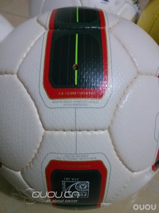 大家最近都秀鞋,我上点顶级足球的图吧!