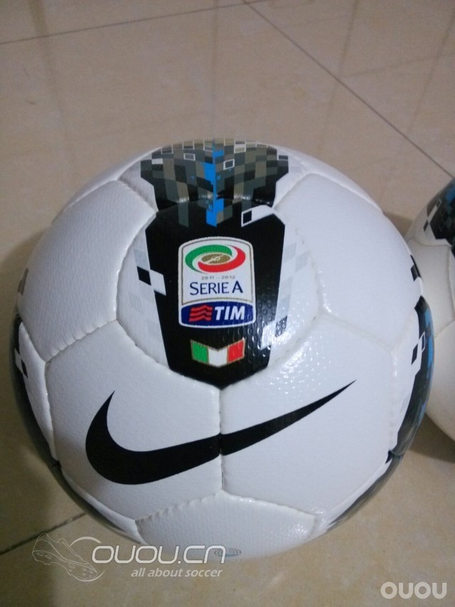 大家最近都秀鞋,我上点顶级足球的图吧!