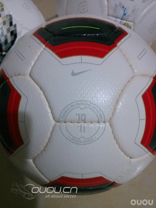 大家最近都秀鞋,我上点顶级足球的图吧!