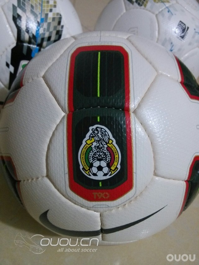 大家最近都秀鞋,我上点顶级足球的图吧!