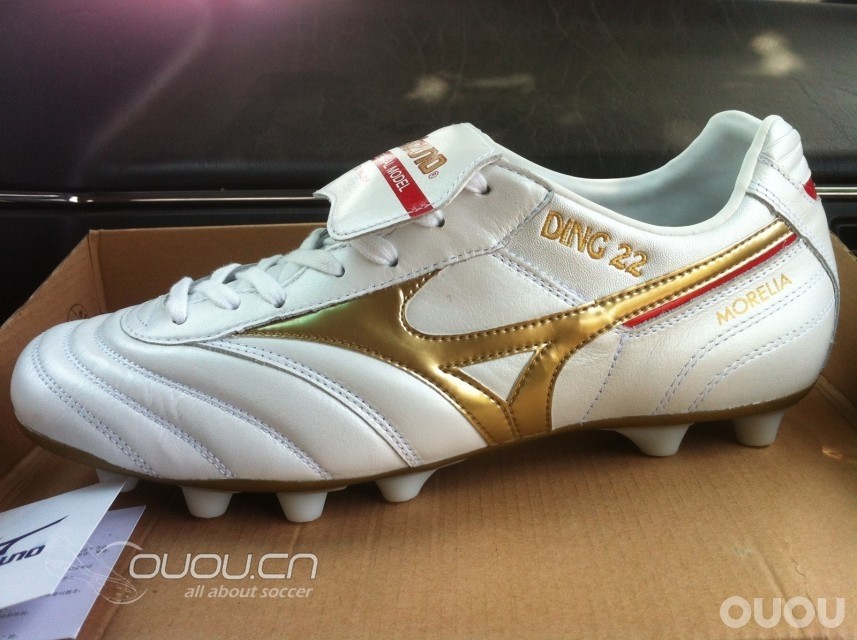 新入手MIZUNO MORELIA MD孔卡配色