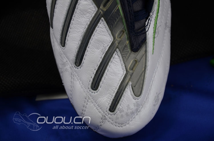 新入欧冠配色猎9一双,请帮辨别真假谢谢!