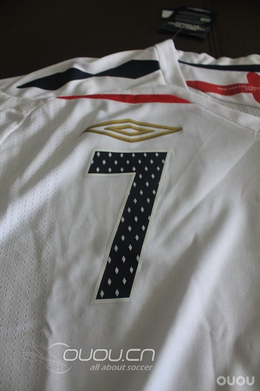 兄弟们帮忙看下英格兰球衣..