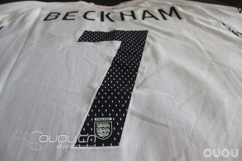 兄弟们帮忙看下英格兰球衣..