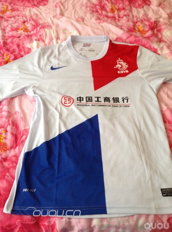 我们这有个联赛,我帮工行踢,于是昨天发了这件球衣···