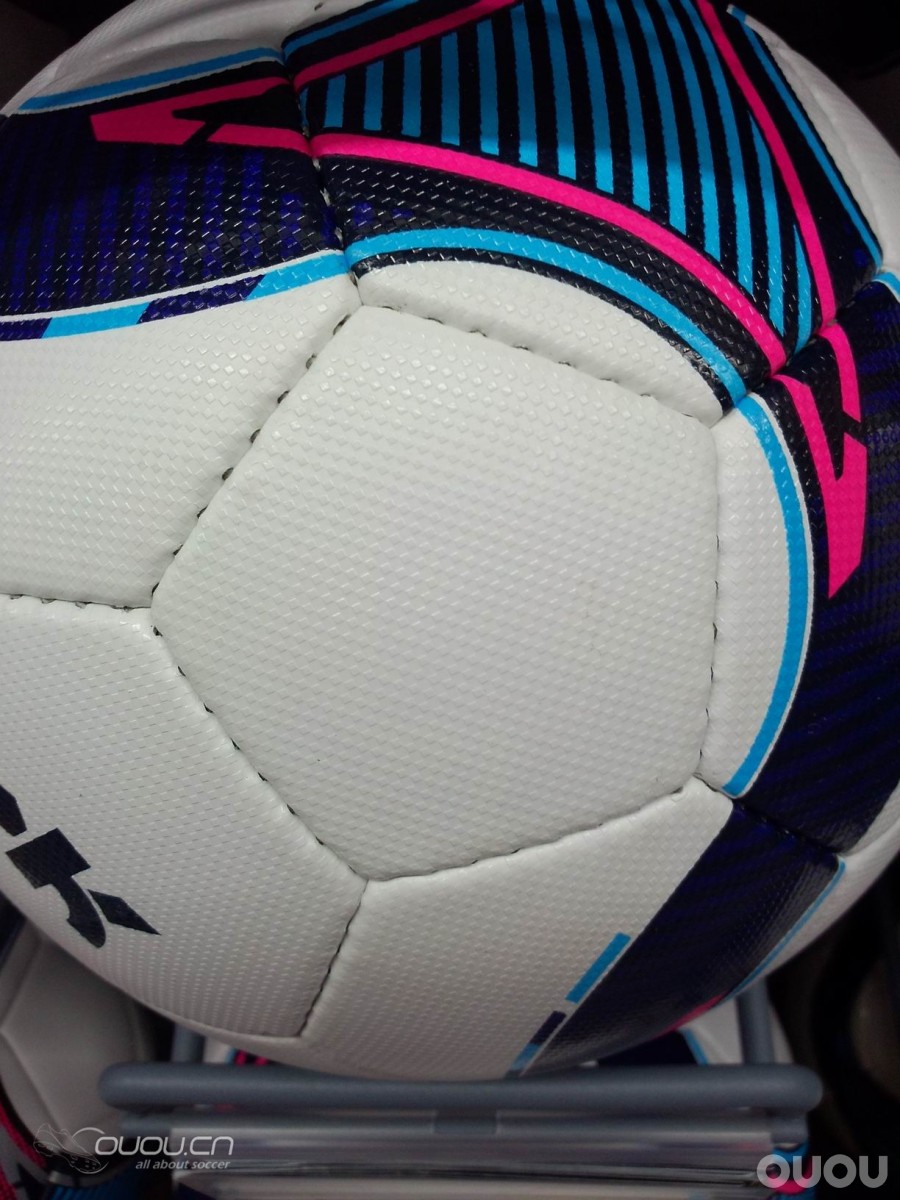 迪卡侬足球F500/F700静态比较