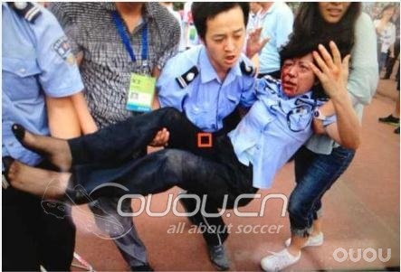 小贝到访同济 疯狂粉丝引发踩踏导致至少5人伤, 尼玛,还好淡定了一把,没去凑这个热闹